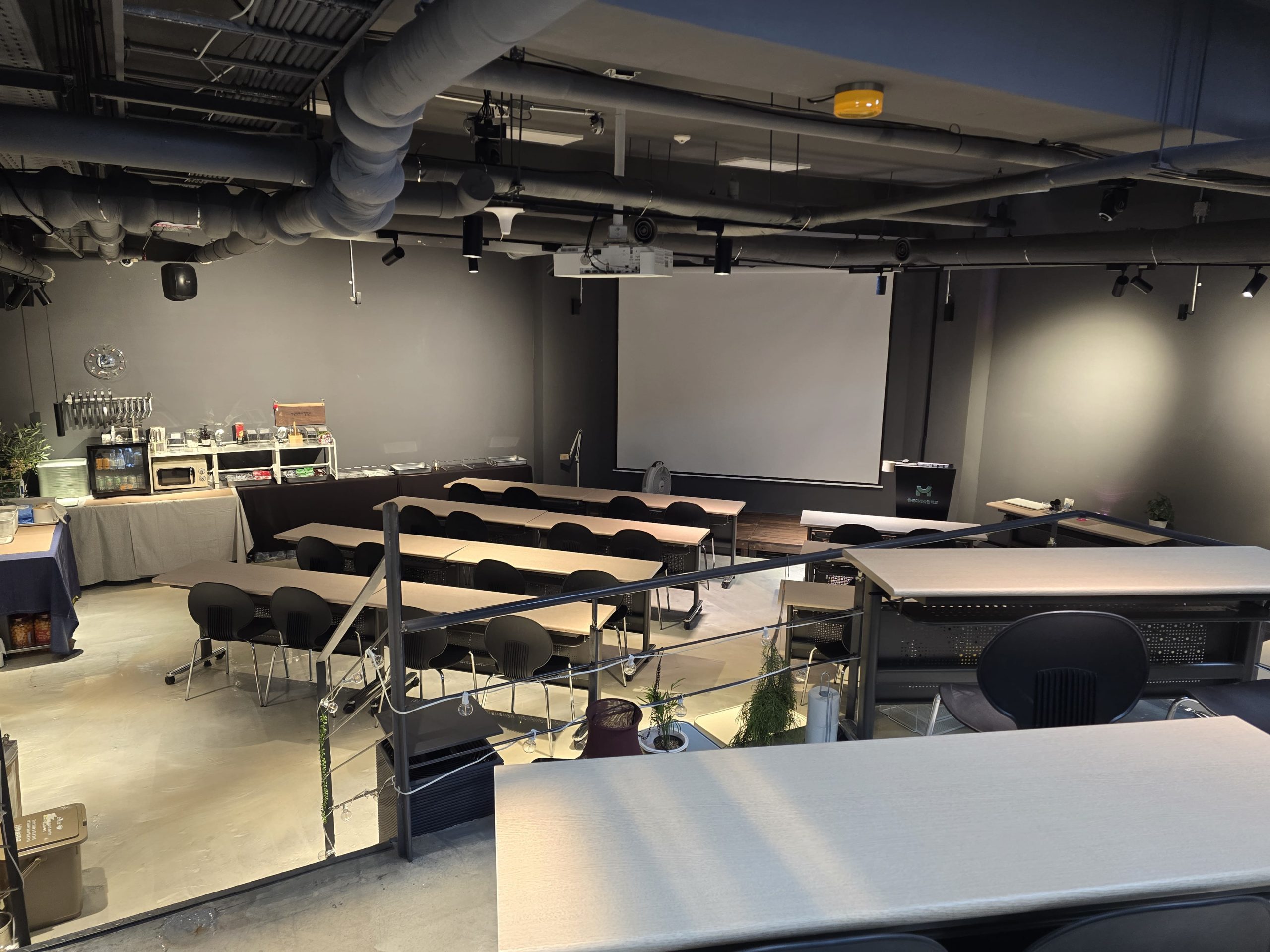 한국미래사업학교 강연장에서 강연 진행 모습