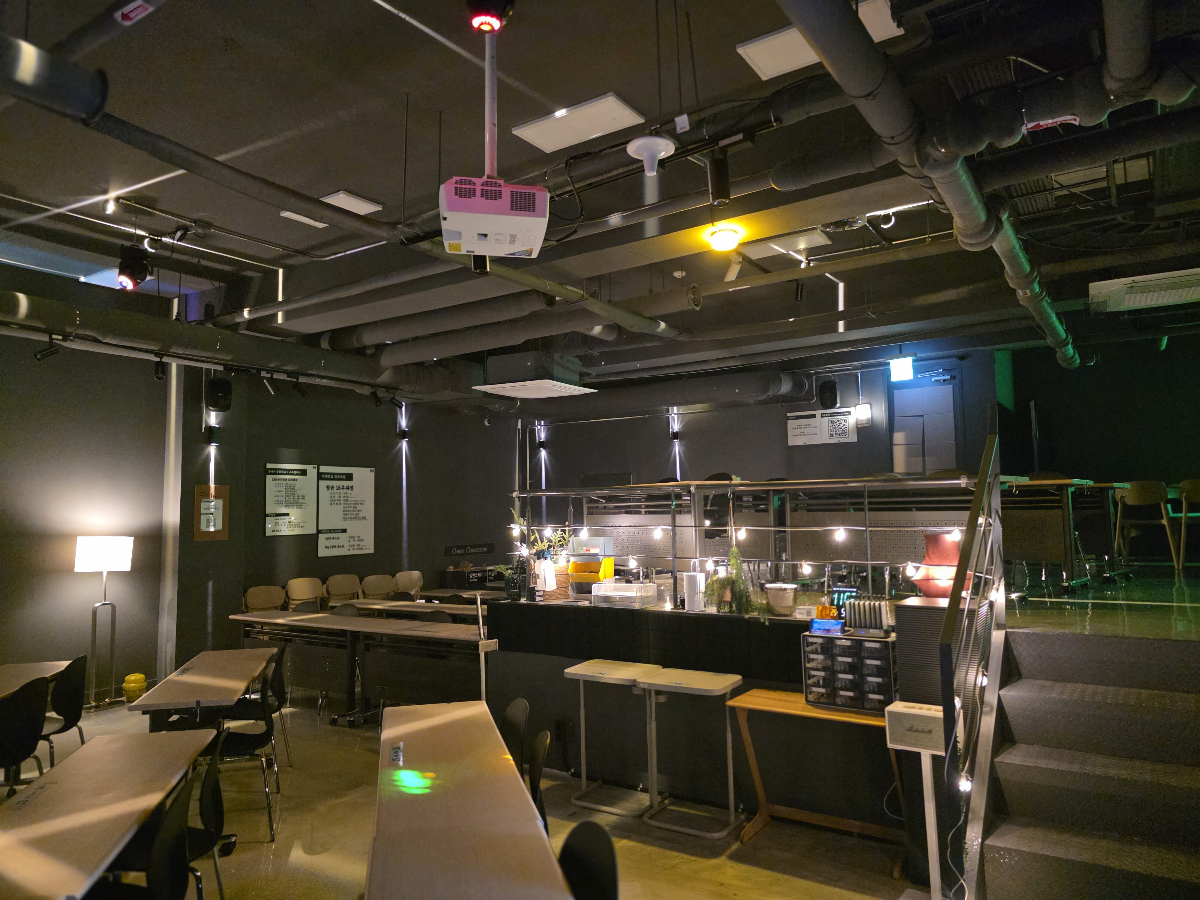 한국미래사업학교 강연장 네트워킹 및 라운지 공간